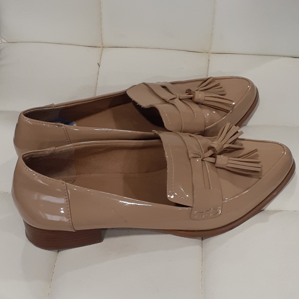TAHARI tan patent leather loafers size 6.5